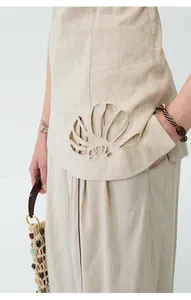 Détail d'un haut en lin beige brodé et ajouré pour femme, style d'été élégant