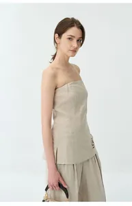 Vue détaillée d'un haut bandeau en lin avec broderie latérale et design ajouré