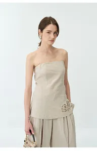 Mannequin portant un haut bustier en lin beige minimaliste avec des détails brodés