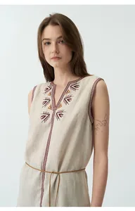 Vista dettagliata dei ricami etnici su un gilet vintage in lino con scollo a V.