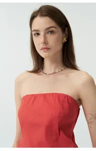 Détail d'un haut bustier en lin rouge pour la mode estivale féminine