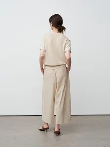 Minimalistische beige damesbroek met wijde pijpen en een ontspannen pasvorm vanaf de rug