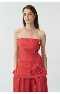 Haut bandeau rouge en lin à la mode avec détails de broderies ajourées florales uniques
