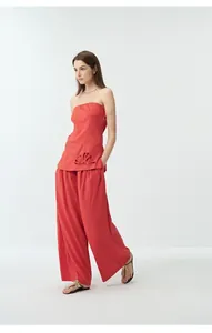 Vue détaillée d'un haut bandeau en lin rouge avec broderie et pantalon large assorti