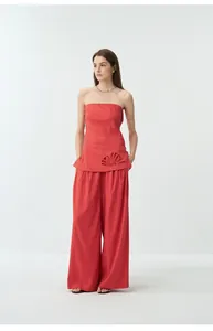 Ensemble élégant haut bandeau en lin rouge avec broderie ajourée et pantalon large