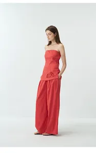 Vue complète du haut bustier en lin rouge avec broderie et pantalon large assorti