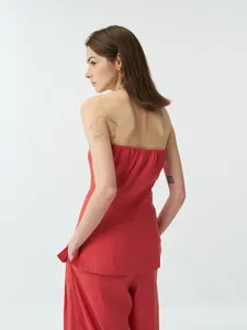 Haut tube sans bretelles en lin rouge élégant pour femme, parfait pour un look d'été.