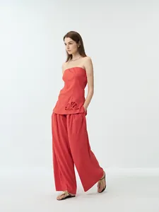 Élégant ensemble rouge en lin avec haut bandeau brodé et pantalon large pour femmes