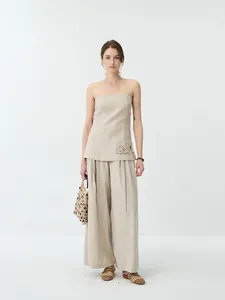Ensemble élégant pour femme en lin beige avec haut bustier brodé et pantalon large
