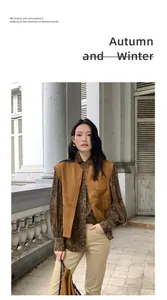 Vista dettagliata di un gilet in pelle scamosciata marrone da donna in esterno elegante