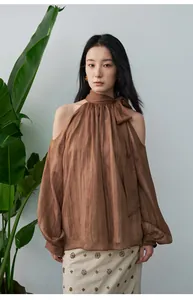Elegante braune Chiffonbluse mit Neckholder, schulterfrei und modischer Schleife