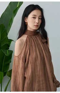 Detailansicht einer braunen Chiffon-Halterneck-Bluse mit freien Schultern für Damen