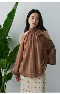 Detailansicht einer eleganten braunen schulterfreien Chiffon-Halterneck-Bluse für Damen