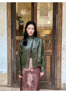 Chaqueta vintage de cuero PU verde oliva con cierre de botones diagonales en modelo