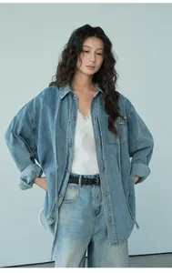 Detalle de una chaqueta vaquera lavada azul claro de gran tamaño para mujer