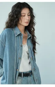 Primer plano de una chaqueta vaquera lavada azul claro para mujer con ajuste holgado