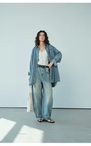 Chaqueta vaquera oversize azul claro lavado para mujer en un estilo casual de primavera