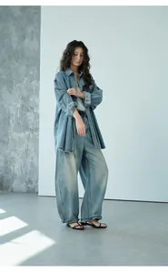 Chaqueta vaquera oversize y vaqueros anchos en una modelo
