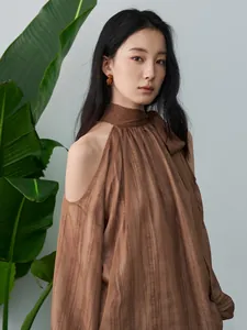 Elegante braune Chiffon-Bluse mit Neckholder, freien Schultern und feinen Streifen