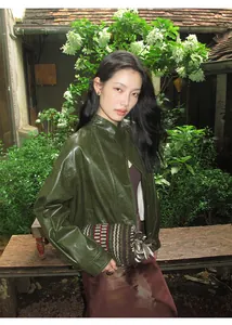 Chaqueta corta de cuero sintético verde oscuro vintage con cierre diagonal para mujer
