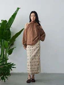 Elegante braune Chiffon-Halter-Bluse mit freien Schultern für den stilvollen Urlaub