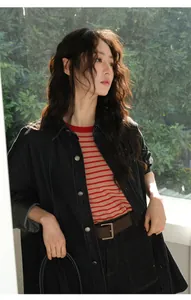 Chaqueta vaquera de lavado oscuro para mujer con top de punto a rayas de primavera