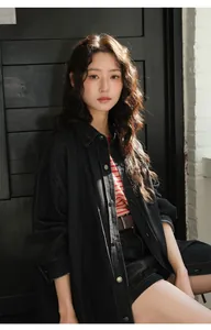 Chaqueta vaquera negra para mujer con top a rayas y shorts, estilo casual de primavera
