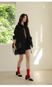Foto de estudio de una chaqueta vaquera negra lavada vintage para mujer, estilo de primavera