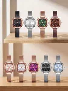 Nahaufnahme verschiedener Farben quadratischer Damen-Quarzuhren mit Mailänder Mesh-Armbändern.