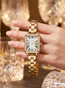 Vista detallada del reloj rectangular dorado GEDI con números romanos
