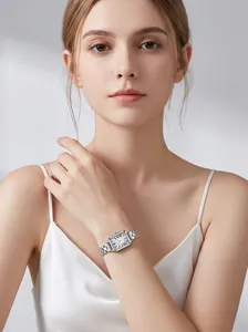 Modelo con reloj de cuarzo GEDI vintage con correa de acero plateado y esfera romana