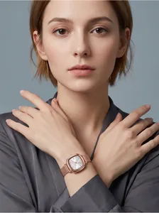 Elegante roségoldene GEDI Damenuhr mit weißem Zifferblatt am Handgelenk des Models