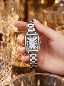 Primer plano del reloj de cuarzo rectangular vintage GEDI con números romanos