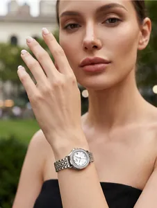 Elegante Damen-Quarzuhr mit Perlmutt-Zifferblatt und einem Diamant-Lünetten-Detail