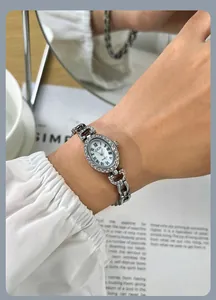 Detailaufnahme der GEDI Vintage Quarzuhr mit Strasslünette, am Handgelenk getragen