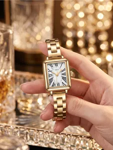 Detalle macro del reloj de cuarzo dorado GEDI vintage con esfera de números romanos