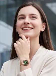 Elegante quadratische Uhr in Roségold mit grünem Zifferblatt und Milanaise-Armband.