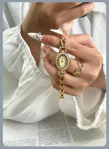 Nahaufnahme der GEDI Vintage-Quarzuhr mit diamantbesetztem goldenem Stahlarmband