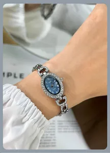 Detailansicht der GEDI Vintage-Quarzuhr mit Strass-Lünette und elegantem Edelstahlarmband