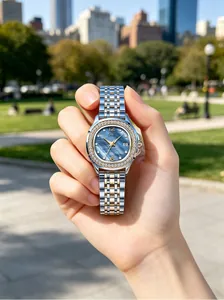 Nahaufnahme der Gedi Quarzuhr für Damen mit blauem Perlmuttzifferblatt und Diamantlünette