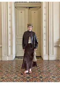 Chaqueta corta de cuero PU marrón oscuro vintage con falda midi estampada elegante