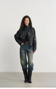 Foto de cuerpo entero de una chaqueta vintage de cuero PU negro para mujer con vaqueros