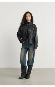 Chaqueta de cuero sintético negro retro con solapa diagonal y vaqueros azul vintage