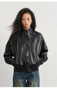 Detalle de una chaqueta de cuero PU negro para mujer con cierre diagonal