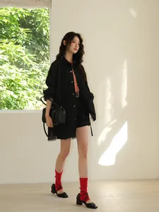 Chaqueta vaquera negra lavada de corte ajustado para mujer moda de primavera chic