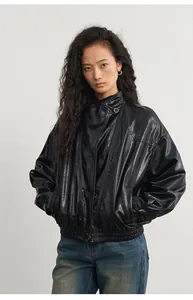 Vista completa de una chaqueta vintage de cuero sintético negro con tapeta inclinada
