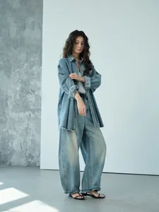 Chaqueta vaquera oversize de lavado claro para mujer con vaqueros anchos a juego