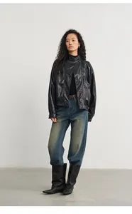 Toma de cuerpo entero de una mujer con chaqueta retro de cuero PU negro y solapa