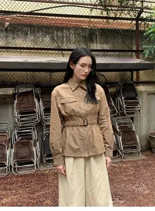 Vintage bruine corduroy utility jas met verstelbare ceintuur voor een retro herfstlook