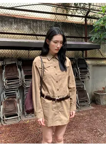 Asiatisches Model zeigt Passform und Stil eines retro-khakifarbenen Utility-Hemdkleides